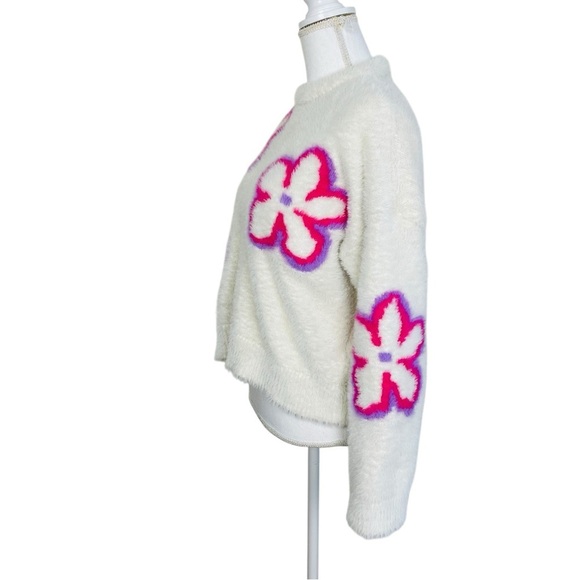 Bershka Fluffy Floral Logo Sweater in White - Picture 10 of 11